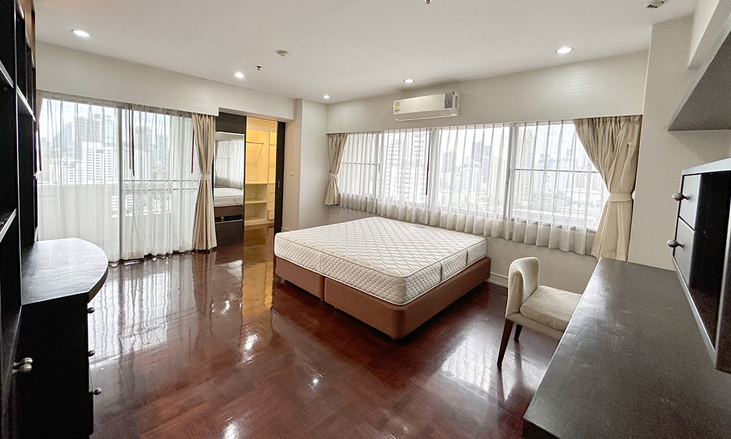 Centre Point Residence Phrompong