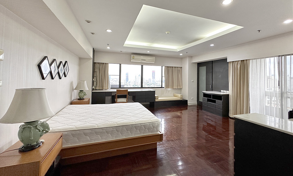 Centre Point Residence Phrompong