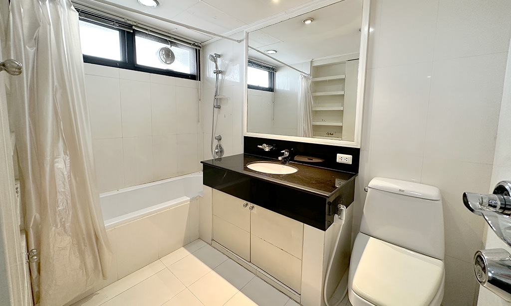 Centre Point Residence Phrompong